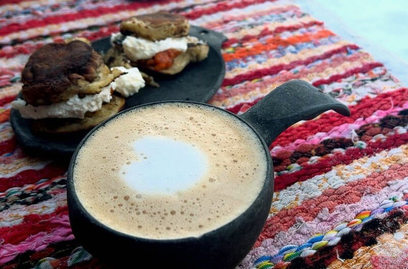 Pilzsuche in Finnland: Mit einem Sirup aus selbst gesammelten Chaga-Pilzen verfeinert Stephan seinen Milchkaffee. Serviert wird die Leckerei mit Brötchen, Konfitüre und gefrorenem Marzipan. – Bild: Elephant Doc