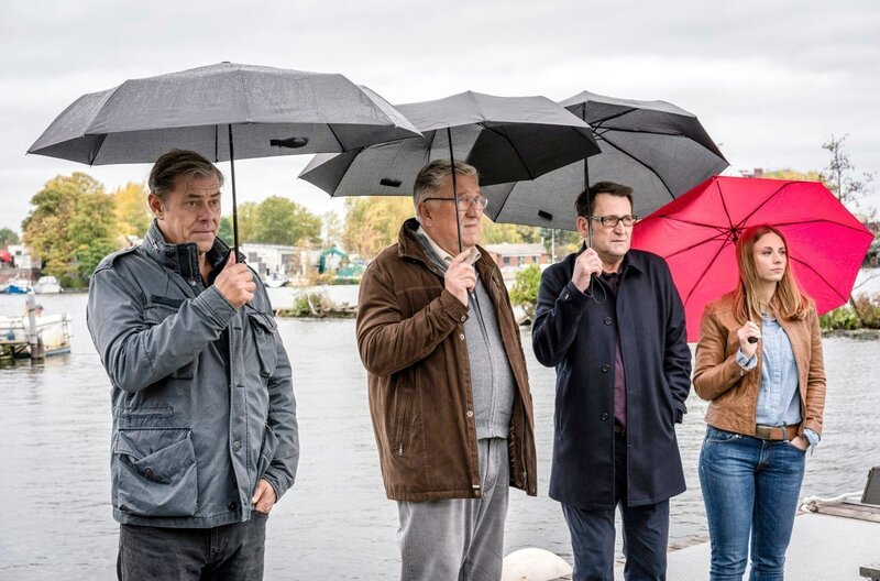 Ein alter Fall Finn Kiesewetters erfährt neue Brisanz: Bei Straßenarbeiten wird die Leiche eines jungen Mädchens gefunden, das vor 15 Jahren nach einem Klassenfest spurlos verschwand. v.li.: Finn (Sven Martinek), Schroeter (Veit Stübner), Lars (Ingo Naujoks) und Nina (Julia Schäfle). – Bild: ORF/​ONE GATE/​ARD/​Georges Pauly