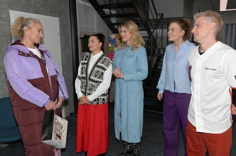 Emily (Anne Menden, 2.v.l.), Alicia (Josefin Bressel, M.), Paulina (Christina Arends, 2.v.r.) und Moritz (Lennart Borchert) feiern Marens (Eva Mona Rodekirchen) Geburtstag. – Bild: RTL /​ Rolf Baumgartner /​ Gefühlschaos