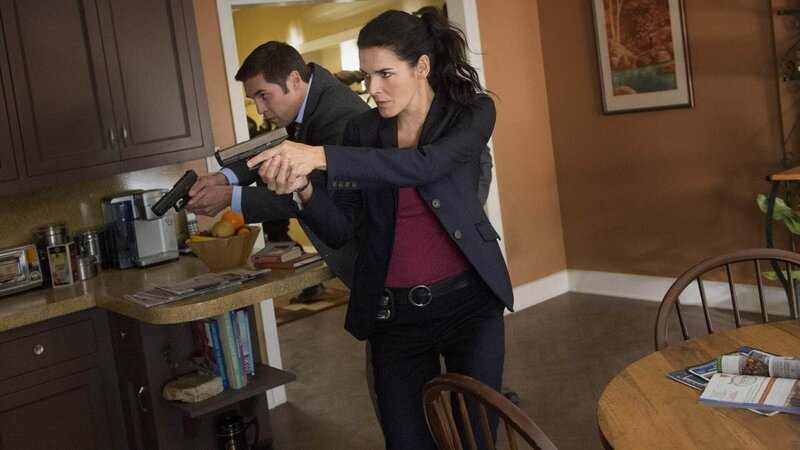 Hält sich der Mörder in der Wohnung auf? Jane Rizzoli (Angie Harmon) und Frankie Rizzoli Jr. (Jordan Bridges) in Aktion. – Bild: RTL/​ Warner Bros.