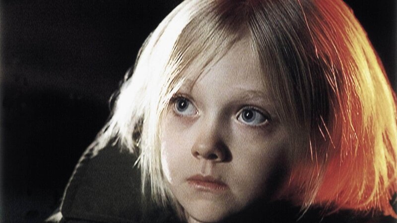 Brendas (Dakota Fanning) Familie wurde brutal ermordet. Nur sie und ihre ältere Schwester wurden verschont. Ein Zufall? – Bild: TVNOW /​ CBS