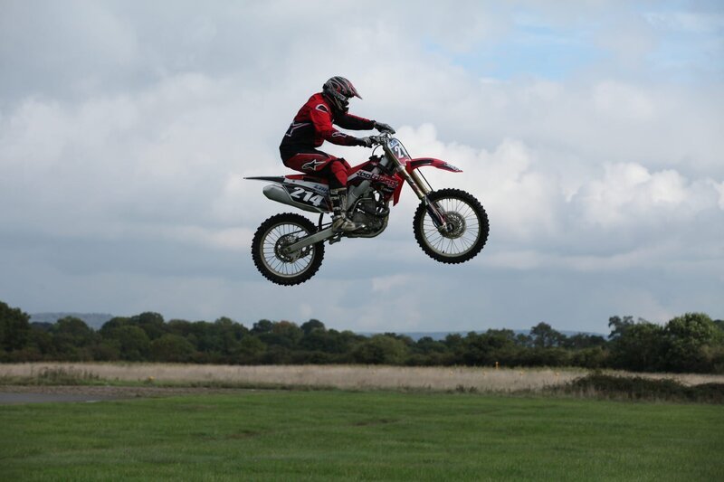 Dunsfold, Guildford, Surrey, UK: A motorbike professional performing a jump. – Bild: National Geographic Channels