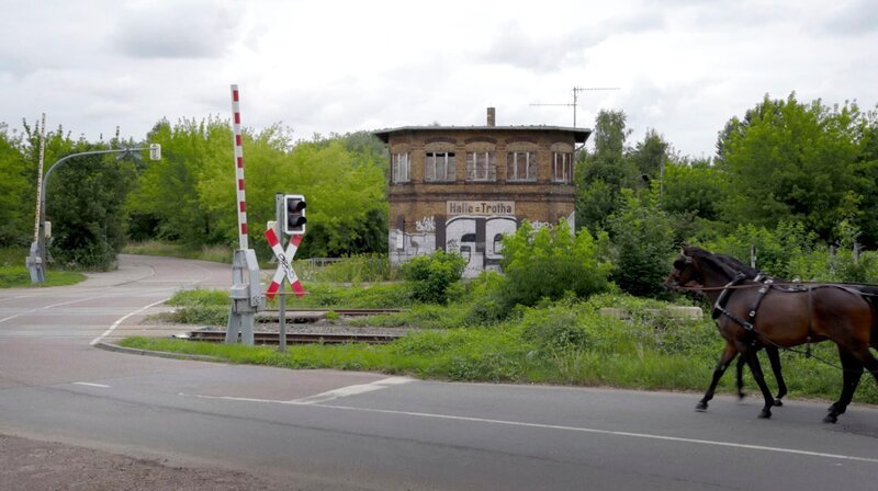 An manchen Ecken erscheint der Stadtrand von Halle wie ein Dorf. – Bild: MDR/​Sohalski-Gioma-HFF München