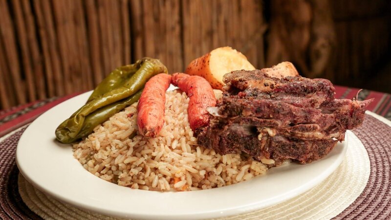 Ein Teller Zarb oder Beduinen-Barbecue im „Seven Wonders Camp“ in Petra. – Bild: ORF/​Warner/​The Travel Channel