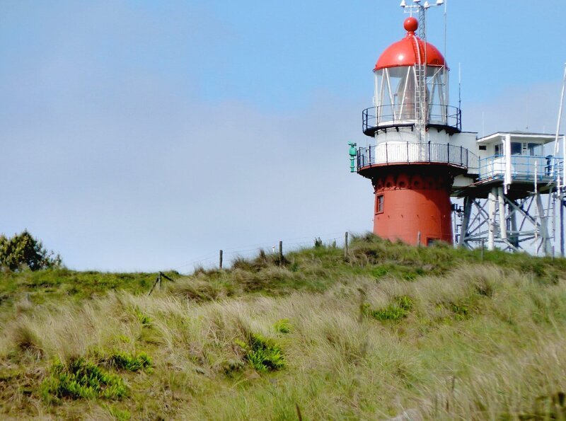 Auf einer 40 Meter hohen Düne thront der Leuchtturm der westfriesischen Insel Vlieland. – Bild: NDR/​Karsten Wohlrab