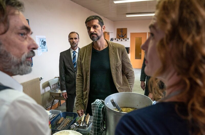 Dupin (Pasquale Aleardi) und Kadeg (Jan Georg Schütte, 2. v. li.) suchen das Ehepaar Claudine (Julika Jenkins) und Jodoc Luzel (Peter Benedict, li.) auf. – Bild: ARD Degeto/​Wolfgang Ennenbach