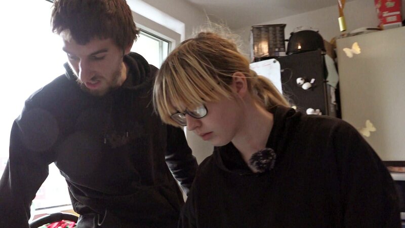 Jasmin und Maik bereiten sich auf Weihnachten vor. – Bild: RTLZWEI