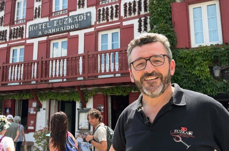 Auxtin Darraïdou vor seinem in fünfter Generation geführten Restaurant in Espelette, das für die Spezialität Axoa bekannt ist. – Bild: Elephant Doc