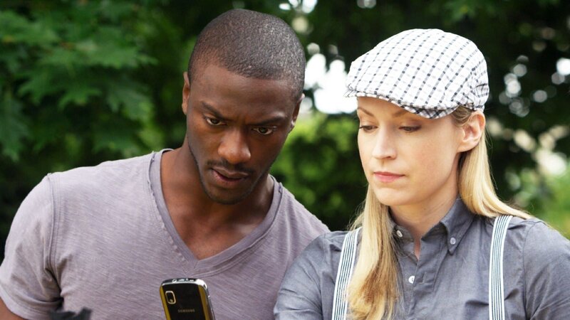 (Alec (Aldis Hodge) und Parker (Beth Riesgraf) – Bild: RTL Crime