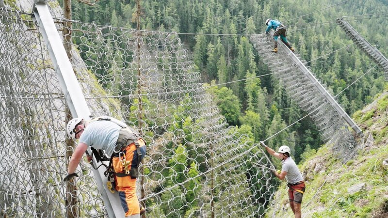 Das neue Sicherheitsnetzwerk für die Bärenschützklamm nimmt Form an – Bild: ORF/​locustmedia