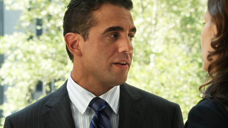 Charles Rosselini (Bobby Cannavale, l.) ist von Erin Reagan-Boyles (Bridget Moynahan, r.) Willenskraft und Durchsetzungsvermögen beeindruckt. – Bild: 2010 CBS Broadcasting Inc. All Rights Reserved Lizenzbild frei