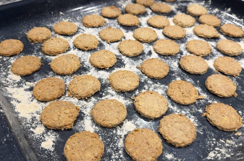 Oatcakes passen in jeden Wanderrucksack – kein Wunder, dass sie in Schottland so beliebt sind. – Bild: Elephant Doc