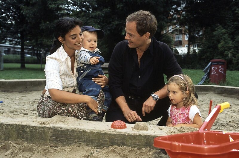 Alex tut so, als sei Richie sein Sohn, um die alleinerziehende Astrid zu beeindrucken. (v.l.n.r.: Ragna Pitoll, Elvis Grabbe, Matthias Leja, Franca Knies) – Bild: Boris Laewen