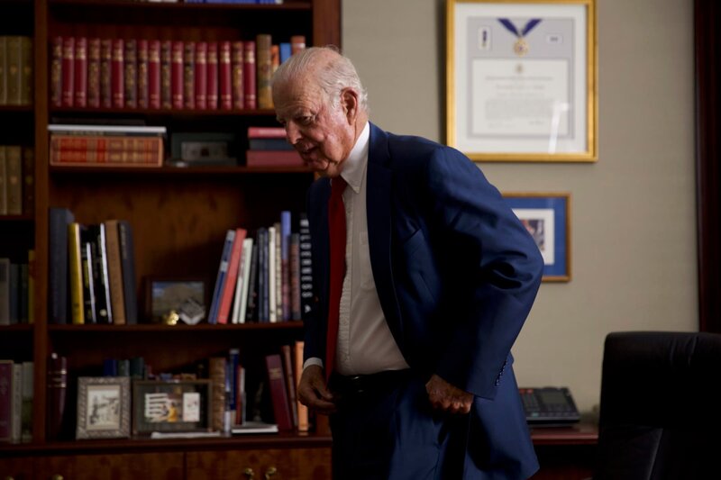 Houston, TX – James Baker prepares to take his seat to talk about the inner workings of the Us Governemtn during the revolutions in Poland and Eastern Europe. – Bild: National Geographic /​ Alexander Dandino