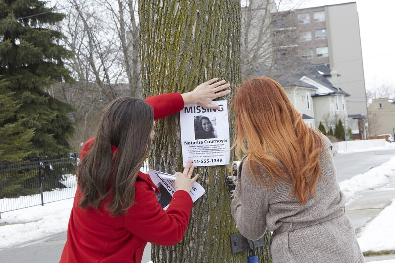 Zwei Frauen bringen fehlende Plakate von Natasha Cournoyer an. – Bild: Saloon Media