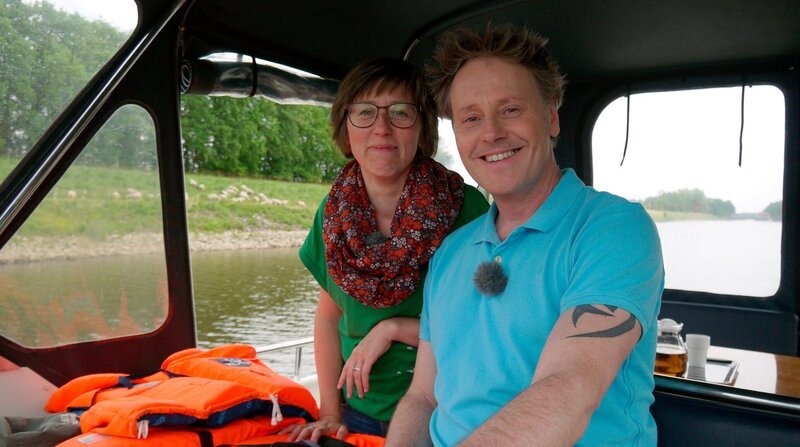 Drei Wasserstraßen, zwei Reisende, ein Hausboot: Stefan Pinnow (r) und seine Kapitänin Christine Drühl schippern zunächst auf der Havel von Berlin über Werder nach Brandenburg. – Bild: ZDF und WDR/​Per Schnell.