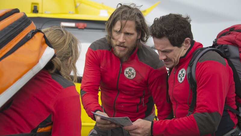 Die Bergretter Katharina (Luise Bähr, l.), Markus (Sebastian Ströbel, M.) und Tobias (Markus Brandl, r.) stimmen die koordinierte Suche nach zwei Vermissten ab. – Bild: ZDF und Thomas R. Schumann