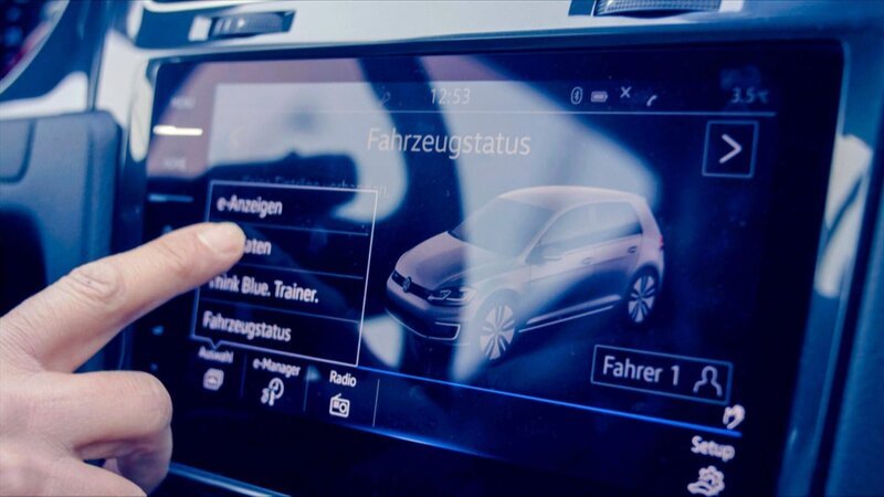 Ein integrierter Bildschirm im E-Auto zeigt den Fahrzeugstatus an. – Bild: ORF/Bavaria Ein integrierter Bildschirm im E-Auto zeigt den Fahrzeugstatus an. – Bild: ORF/Bavaria