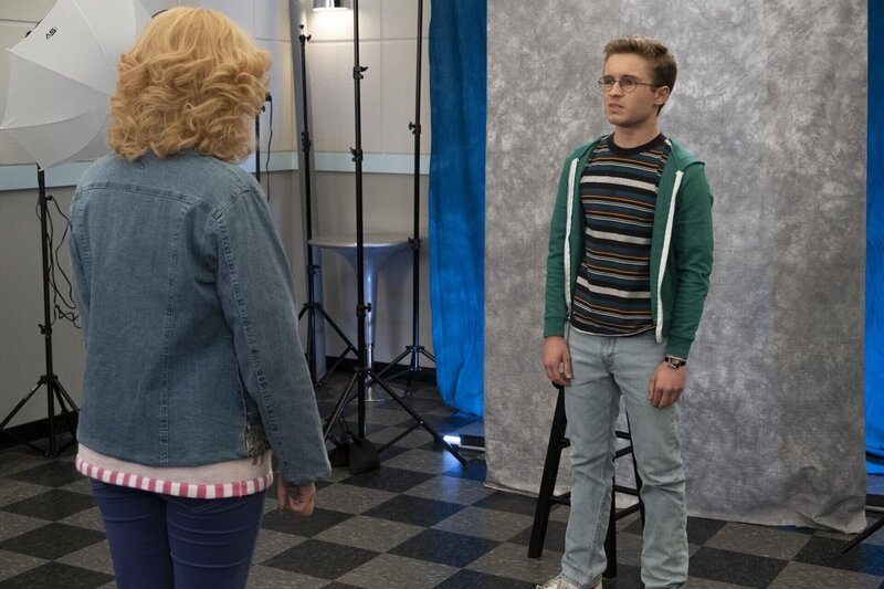 L-R: Beverly Goldberg (Wendi McLendon-Covey) and Adam Goldberg (Sean Giambrone) – Bild: Sony Pictures Television Inc.