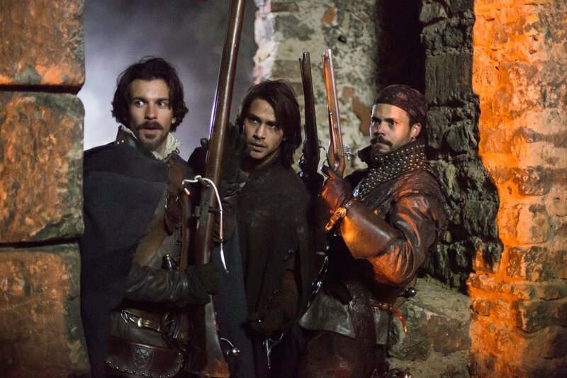 Von links nach rechts: Aramis (Santiago Cabrera), D’Artagnan (Luke Pasqualino) und Porthos (Howard Charles) – Bild: port.hu