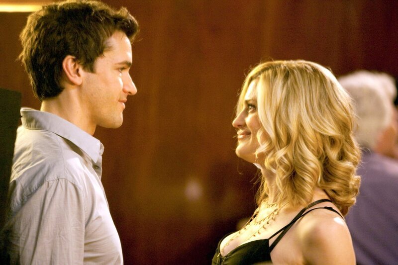 Jackson Hurst (Grayson Kent), Brooke D’Orsay (Deb Dobkins). – Bild: ORF/​Sony Pictures/​Bob Mahoney