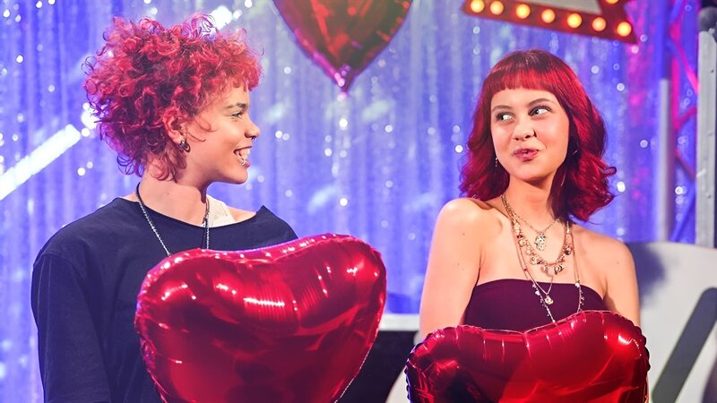 Mia und Nelly finden ihre Story als Ava und Elly richtig cool. – Bild: MDR/​MCS TEAM GmbH/​Alice End