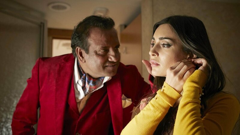 Khan (Prashant Jaiswal), Bollywood-Produzent und der Verlobte von Priya Shetty (Stefania Kavas) droht der Bollywood-Queen mit Konsequenzen wenn sie nicht gefügig ist. – Bild: MG RTL D /​ Guido Engels