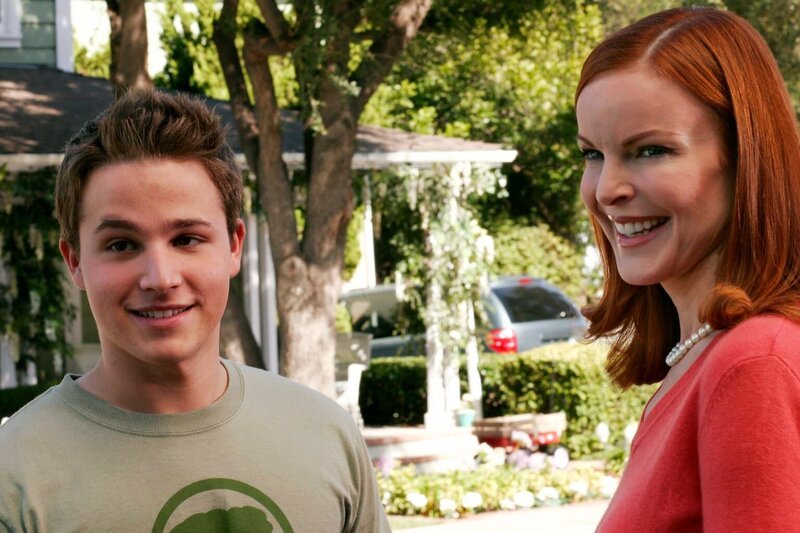 Andrew (Shawn Pyfrom, l.) spielt seiner Mutter Bree (Marcia Cross, r.) vor, Mitleid zu haben, doch in Wahrheit plant er, sich an ihr zu rächen … – Bild: 2005 Touchstone Television  All Rights Reserved