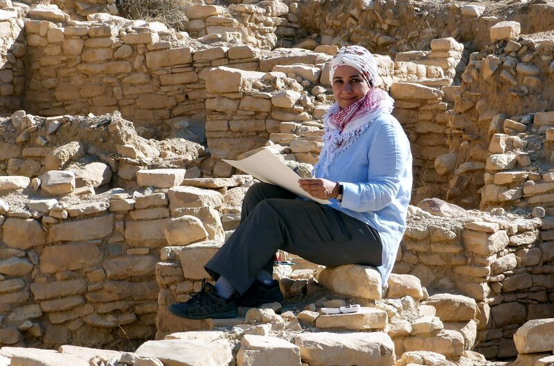 Die Archäologin und Kunsthistorikerin Sereen Alshoubaki lässt Ba’ja mit Hilfe ihrer Zeichnungen wiederauferstehen. – Bild: Barbara Puskás Die Archäologin und Kunsthistorikerin Sereen Alshoubaki lässt Ba’ja mit Hilfe ihrer Zeichnungen wiederauferstehen. – Bild: Barbara Puskás