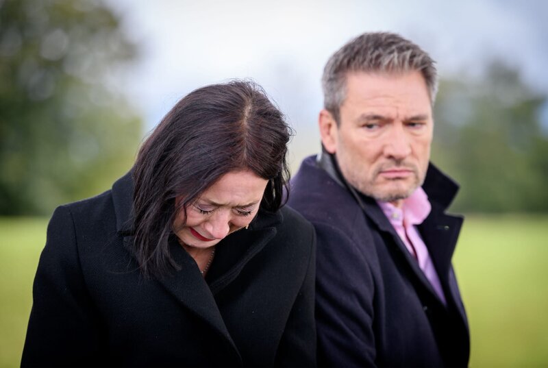 Sophia (Krista Birkner, l., mit Dieter Bach, r.) erkennt, dass sie ihr Verhältnis zu Henry unwiederbringlich zerstört hat. – Bild: ARD/​WDR/​Christof Arnold