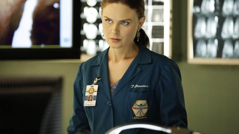 Brennan (Emily Deschanel) muss den grauenhaften Tod eines Teenagers untersuchen, dessen menschlichen Überreste in einem Koffer gefunden wurden. – Bild: RTL /​ FOX