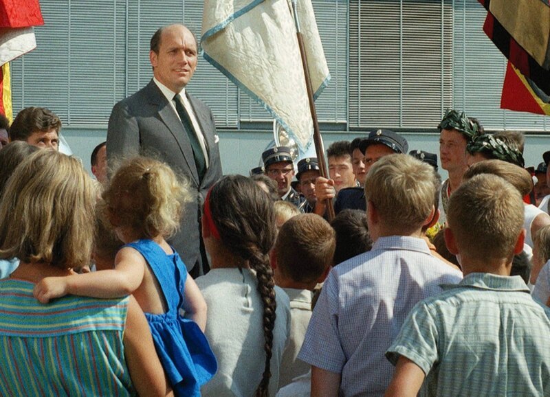Die 6 Kummerbuben Vater bringt ein Geschenk Staffel 1, Episode 5 Jubel für den Turnverein: Peter Markus als Gemeindepräsident Hannes Lüthi – Bild: SRF/​Neue Film AG