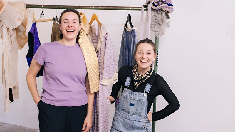 Nina (rechts) und Marina überlegen gemeinsam, was Menschen aneinander schön finden. – Bild: BR/​megaherz gmbh/​Hans-Florian Hopfner