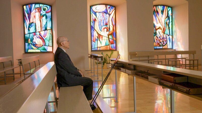 Prälat Leopold Städtler an Pension ist nicht zu denken: Bis heute hält der lebensfrohe Kirchenmann noch jeden Morgen um 6:30 Uhr eine Heilige Messe und springt mehrfach im Monat vor allem in obersteirischen, oststeirischen oder Grazer Pfarren ein, um Gottesdienste zu halten. – Bild: ORF/​Posch TV Fimproduktion/​Ursula Merzeder