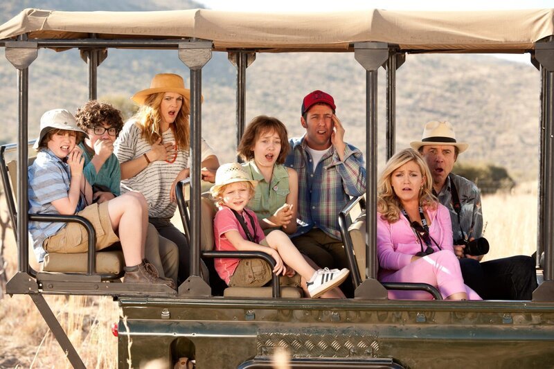Ein Urlaub der ganz besonderen Art wartet auf (v.l.n.r.) Tyler (Kyle Red Silverstein), Brendan (Braxton Beckham), Lauren (Drew Barrymore), Lou (Alyvia Alyn Lind), Espn (Emma Fuhrmann), Jim (Adam Sandler), Ginger (Jessica Lowe) und Eddy (Kevin Nealon) … – Bild: 2013 Warner Bros. Entertainment Inc. / David Bloomer / MKNS Ein Urlaub der ganz besonderen Art wartet auf (v.l.n.r.) Tyler (Kyle Red Silverstein), Brendan (Braxton Beckham), Lauren (Drew Barrymore), Lou (Alyvia Alyn Lind), Espn (Emma Fuhrmann), Jim (Adam Sandler), Ginger (Jessica Lowe) und Eddy (Kevin Nealon) … – Bild: 2013 Warner Bros. Entertainment Inc. / David Bloomer / MKNS