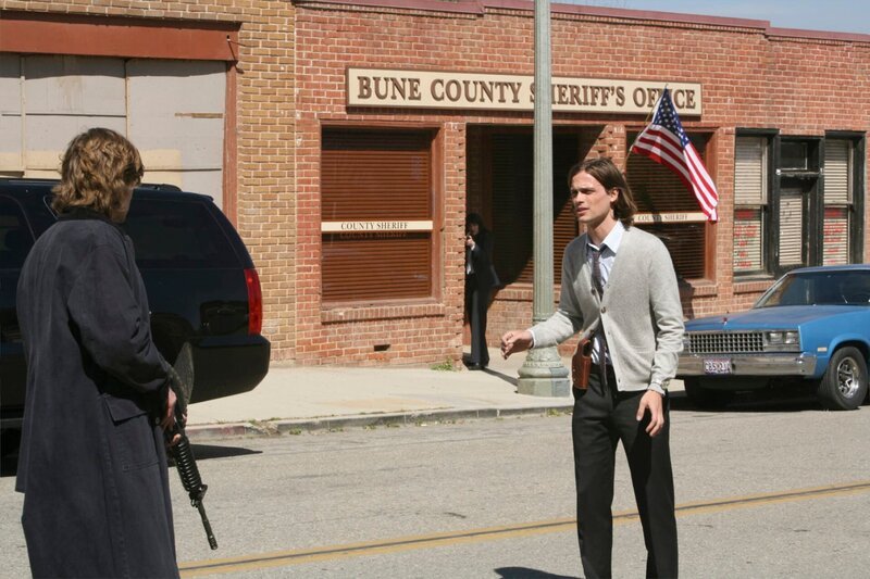 Reid (Matthew Gray Gubler, r.) kann sich in die Psyche von Owen Savage (Cody Kasch, l.) hinein versetzen und ahnt seine Schritte voraus und verhindert so einen dramatischen Showdown … – Bild: 13th Street