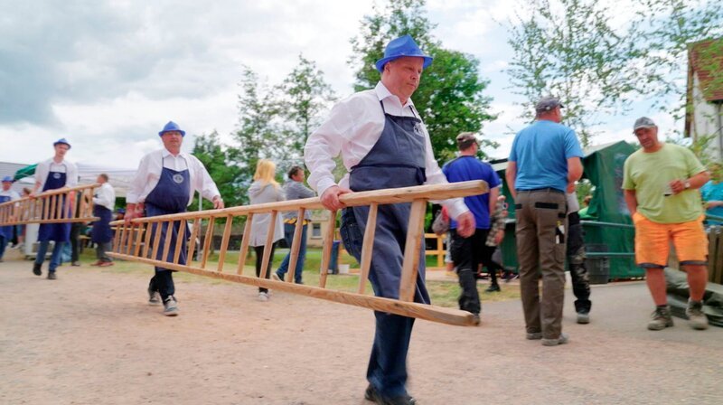Pfingstversteigerung der Holzwaren in Weißenborn – Bild: MDR/​Kevin Rudolph