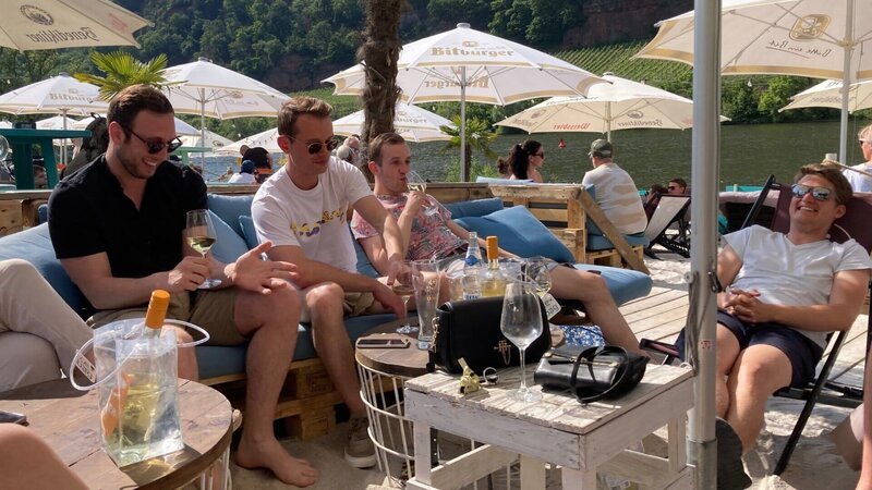Mosel-Riesling statt Sangria-Eimer: Mit Freunden entspannt feiern kann man auch zuhause an der Mosel. – Bild: ZDF und Oliver Koytek