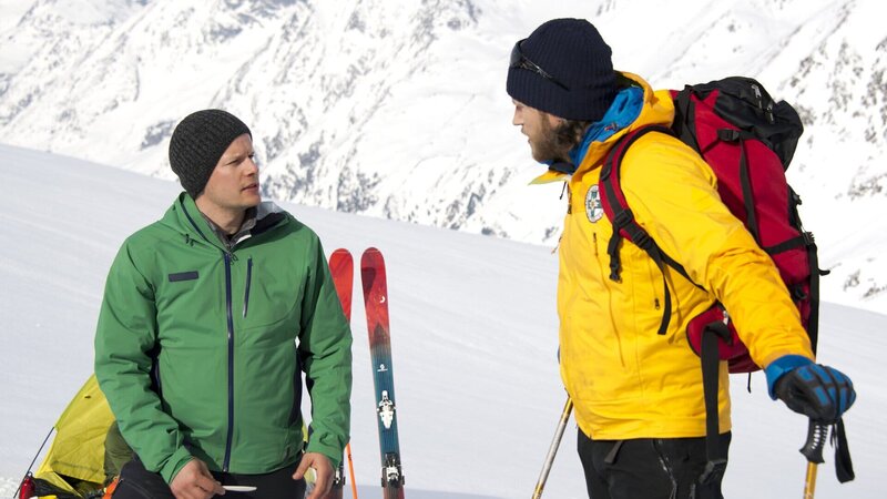 Markus (Sebastian Ströbel, r.) erfährt von Ben (Mirko Lang, l.), dass zwei Mädchen seiner Gruppe verschwunden sind. – Bild: ZDF und Thomas R. Schumann