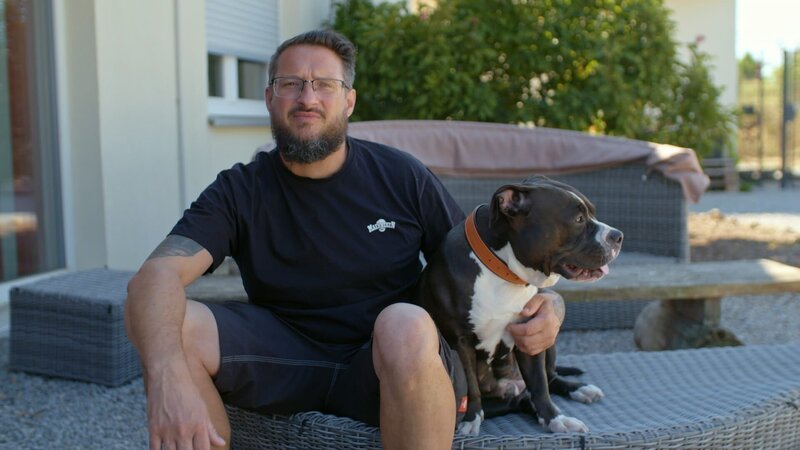 Gerd Schuster mit Hund Socke. – Bild: Frank Becht /​ BR