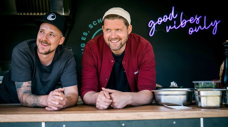 Jens Lund und Fabian de Fries kreieren gerne gemeinsam Gerichte rund ums Brot. – Bild: NDR