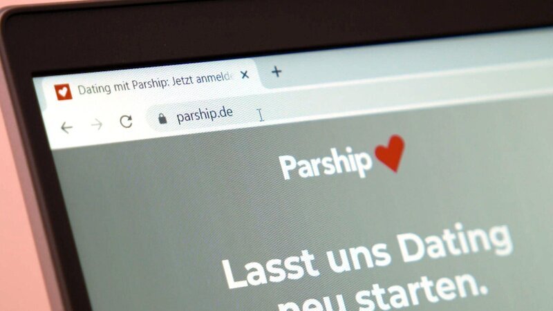 Immer mehr Bekanntschaften kommen online zustande – Dating-Apps boomen. Ein kurzer Wisch, und schon kann die passende Partnerin oder der passende Partner gefunden sein. – Bild: ORF/​Autentic
