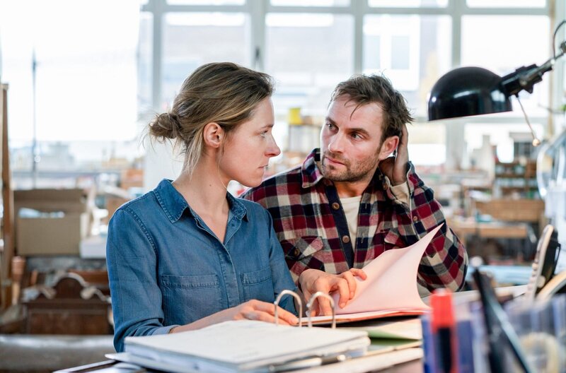 Was haben Jana Hilgersen (Friederike Linke, l.), die Frau des Toten und Ralf Hilgersen (Jonas Laux, r.), der Bruder des Toten zu verbergen? – Bild: ORF/​ONE GATE/​ARD/​Georges Pauly