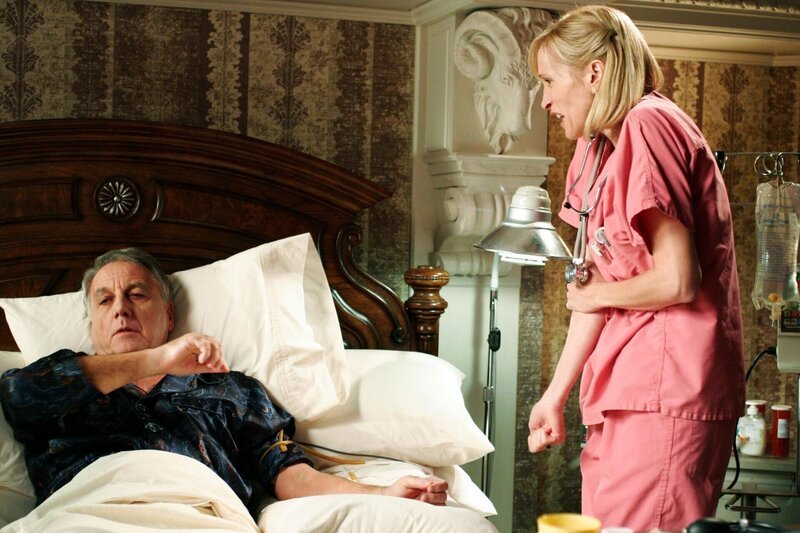 Noah Taylor (Bob Gunton) und Noah’s Nurse (Nikki Tyler-Flynn) +++ Die Verwendung des sendungsbezogenen Materials ist nur mit dem Hinweis und Verlinkung auf RTL+ gestattet. – Bild: RTL/​ABC Studios