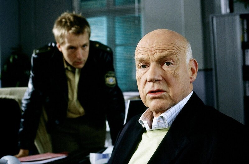 Max Muller als Polizist Mohr (l.) und Dietrich Hollinderbäumer als Walter Ammnon (r.) – Bild: Verwendung honorarfrei zur Programmberichterstattung bzw. für die redaktionelle Berichterstattung in Zusammenhang mit oben genannter Sendung, Veranstaltung etc. Bei Veröffentlichung ist in jedem Fall der angeführte Fotocredit wiederzugeben.