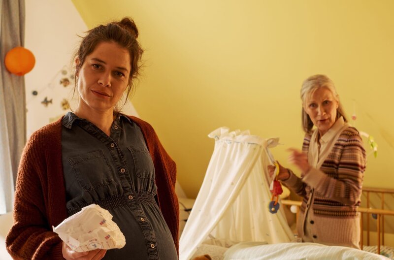 Juliana (Meike Droste, li.) bekommt vor der Geburt Unterstützung von Mutter Regina (Hedi Kriegeskotte, r.). – Bild: ARD Degeto/​Gordon Muehle