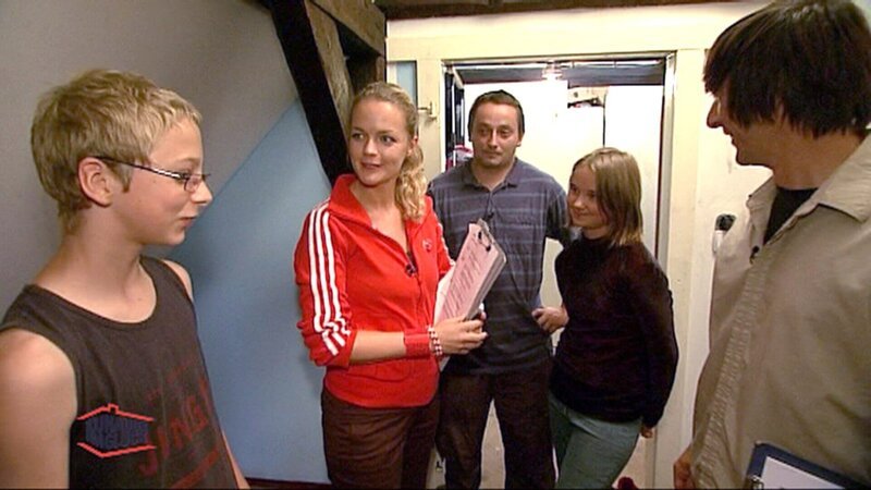 Manuel (28) und seine beiden Geschwister Steven und Josefine zeigen Eva Brenner und John Kosmalla ihr Haus – Bild: RTL II