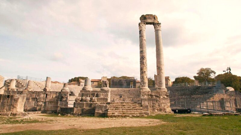 Die vielen römische Denkmäler in Arles zeugen von dem großen Wohlstand, den die Stadt in der Antike erwarb. – Bild: phoenix/​ZDF/​La famiglia