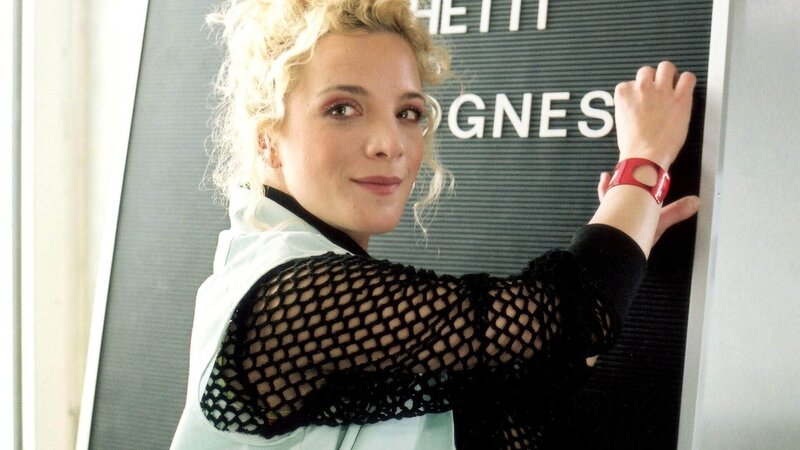 Kim Krause (Judith Hildebrandt) soll das Küchenchaos in Reutlitz beenden. Doch die angeblich gelernte Köchin kennt die einfachsten Rezepte nicht … – Bild: MG RTL D /​ Richard Hübner