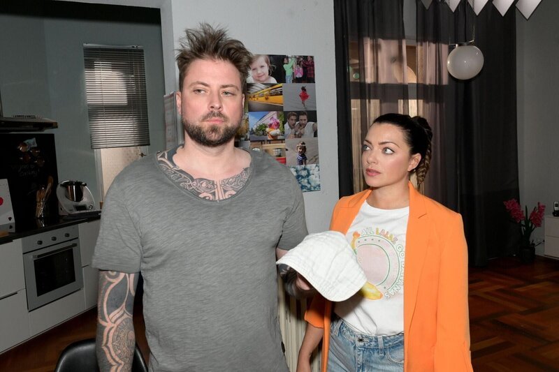 Emily (Anne Menden) merkt, dass die Sache mit Clara an John (Felix von Jascheroff) nagt. – Bild: RTL /​ Rolf Baumgartner